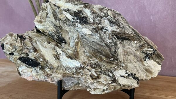 Kennis en kracht, Mica met zwarte toermalijn en kwarts op standaard 2,8 kg, Groot stuk mica met toermalijn en kwarts 25 cm lang, Uniek kristal van mica met toermalijn en kwarts, Edelsteen combinatie mica toermalijn kwarts op standaard, Decoratief en spiritueel stuk mica met kristallen