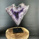 Amethist portaal op zwarte standaard 3,25 kg, Groot amethist portaal met hartvormige opening, Amethist kristal portaal 35 cm hoog op standaard, Spiritueel amethist portaal decoratie en energiebron, Amethist portaal kopen voor rust en bescherming