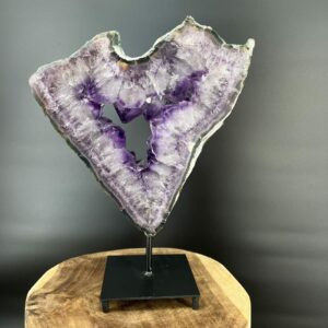 Amethist portaal op zwarte standaard 3,25 kg, Groot amethist portaal met hartvormige opening, Amethist kristal portaal 35 cm hoog op standaard, Spiritueel amethist portaal decoratie en energiebron, Amethist portaal kopen voor rust en bescherming
