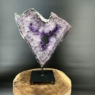 Amethist portaal op zwarte standaard 3,25 kg, Groot amethist portaal met hartvormige opening, Amethist kristal portaal 35 cm hoog op standaard, Spiritueel amethist portaal decoratie en energiebron, Amethist portaal kopen voor rust en bescherming