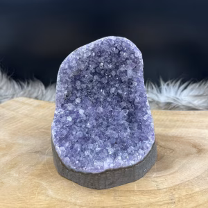 ruwe paarse amethist cutbase 831 gram, grote amethist mineraal ruw 10.5 cm hoog, paarse edelsteen vlakke onderkant, amethist voor meditatie en rust, ruwe amethist met natuurlijke energie, amethist kristal Brazilië.