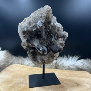 Rookkwarts cluster op standaard 1.5 kg, ruwe rookkwarts cluster 22 cm hoog, grote edelsteen cluster voor aarding, rookkwarts tegen angst en stress, mineraal op standaard voor interieur, bruine kwarts cluster, edelsteen cluster met Trigonaal kristalsysteem, krachtige wortelchakra steen.
