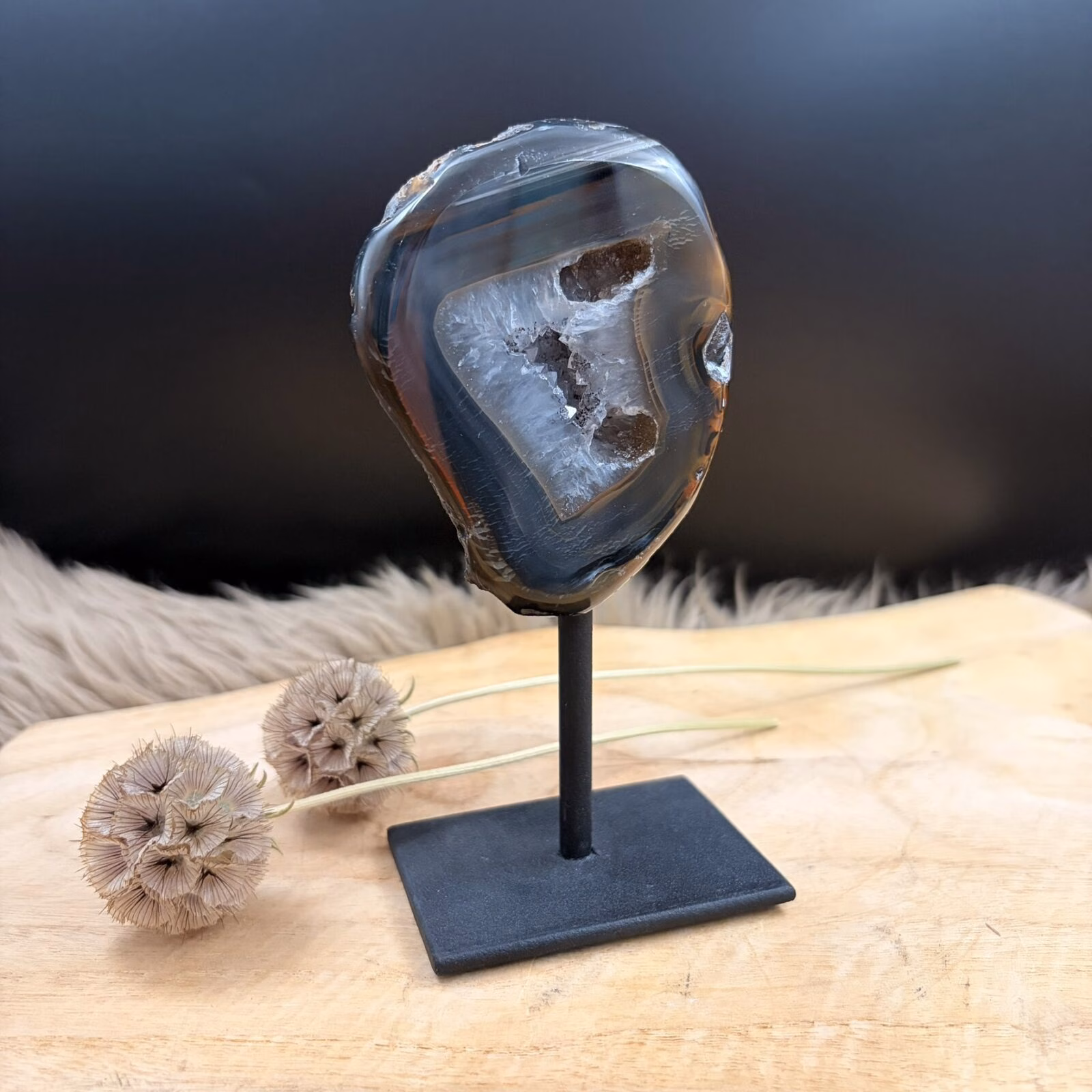 Agaat op zwarte standaard No.1 van 411 gram met zichtbare kristallen en natuurlijke kleurlagen, 14,5 cm hoog.