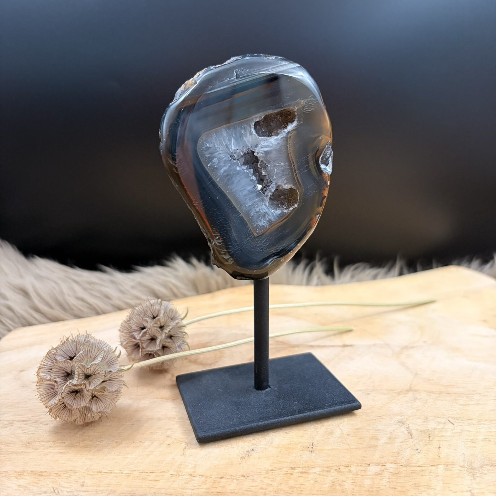 Agaat op zwarte standaard No.1 van 411 gram met zichtbare kristallen en natuurlijke kleurlagen, 14,5 cm hoog.