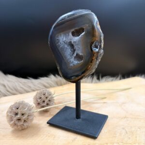 Agaat op zwarte standaard No.1 van 411 gram met zichtbare kristallen en natuurlijke kleurlagen, 14,5 cm hoog.