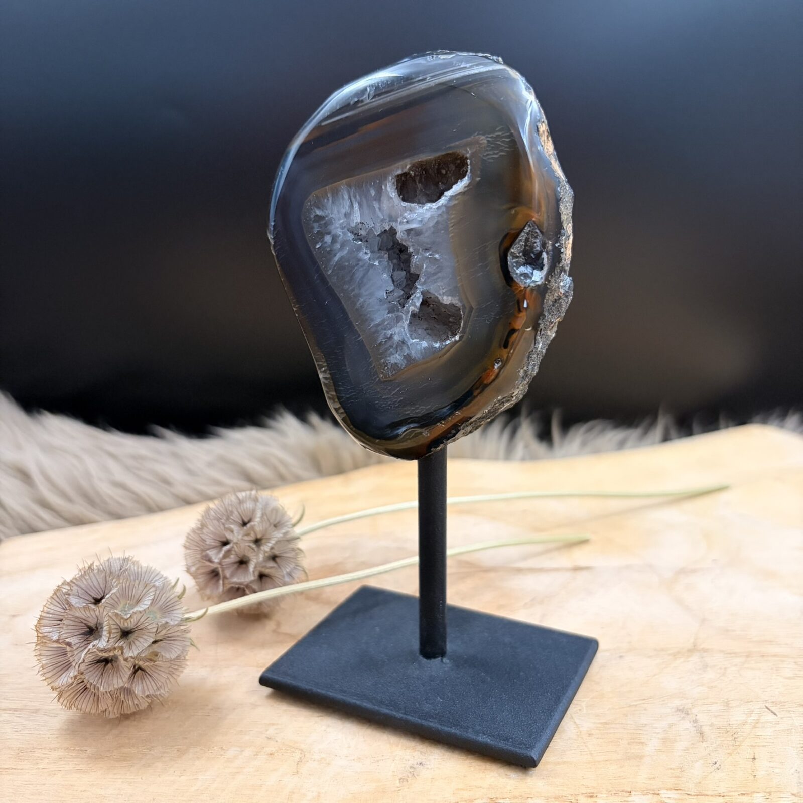 Agaat op zwarte standaard No.1 van 411 gram met zichtbare kristallen en natuurlijke kleurlagen, 14,5 cm hoog.