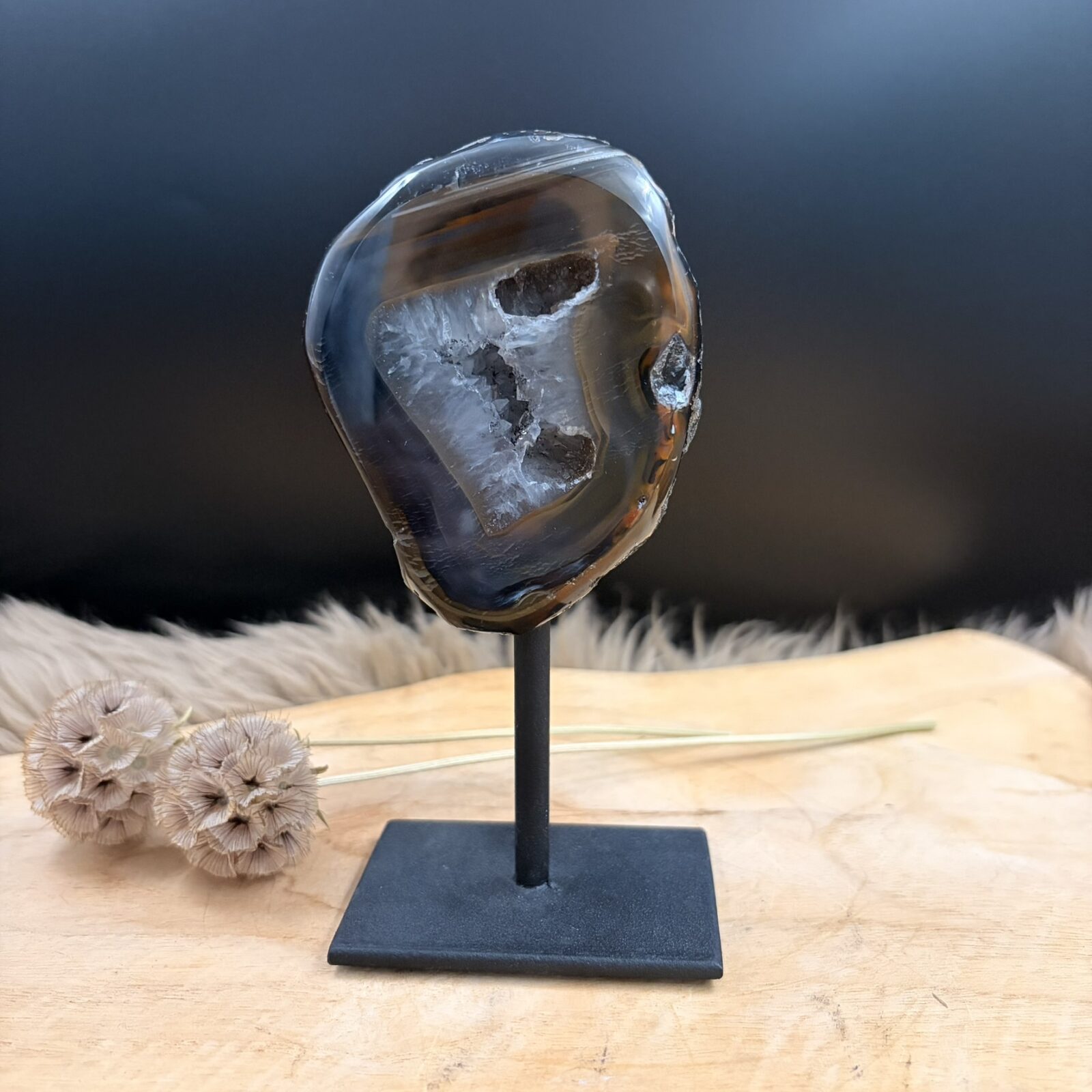 Agaat op zwarte standaard No.1 van 411 gram met zichtbare kristallen en natuurlijke kleurlagen, 14,5 cm hoog.