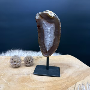 Agaat edelsteen op standaard met natuurlijke banden en kleurlagen