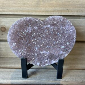 Amethist hartje van 344 gram op zwarte standaard, Kristalvormig amethist hartje uit Brazilië met fijne kristallen, Amethist hartje als decoratie en meditatiesteen, Klein amethist hartje op standaard, symbool van rust en liefde, Amethist hartje 8 x 11 x 1,5 cm geleverd met standaard