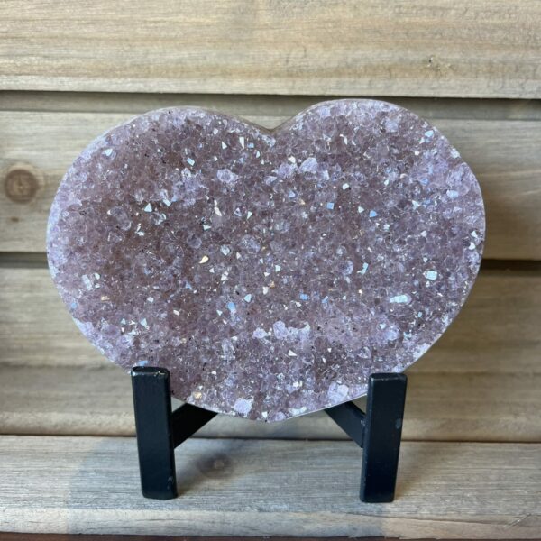 Amethist hartje van 344 gram op zwarte standaard, Kristalvormig amethist hartje uit Brazilië met fijne kristallen, Amethist hartje als decoratie en meditatiesteen, Klein amethist hartje op standaard, symbool van rust en liefde, Amethist hartje 8 x 11 x 1,5 cm geleverd met standaard