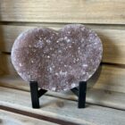 Amethist hartje van 344 gram op zwarte standaard, Kristalvormig amethist hartje uit Brazilië met fijne kristallen, Amethist hartje als decoratie en meditatiesteen, Klein amethist hartje op standaard, symbool van rust en liefde, Amethist hartje 8 x 11 x 1,5 cm geleverd met standaard