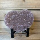 Amethist hartje van 344 gram op zwarte standaard, Kristalvormig amethist hartje uit Brazilië met fijne kristallen, Amethist hartje als decoratie en meditatiesteen, Klein amethist hartje op standaard, symbool van rust en liefde, Amethist hartje 8 x 11 x 1,5 cm geleverd met standaard