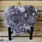 Amethist hart van 926 gram op zwarte standaard, Kristalvormig amethist hart uit Brazilië met natuurlijke glans, Spiritueel amethist hart voor meditatie en interieur, Hartvormige amethist steen met paarse kristallen, Uniek amethist hart 10 x 13,5 x 3 cm geleverd met standaard,