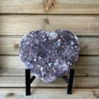 Amethist hart van 926 gram op zwarte standaard, Kristalvormig amethist hart uit Brazilië met natuurlijke glans, Spiritueel amethist hart voor meditatie en interieur, Hartvormige amethist steen met paarse kristallen, Uniek amethist hart 10 x 13,5 x 3 cm geleverd met standaard,