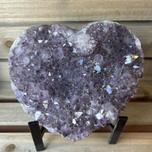 Amethist hart van 926 gram op zwarte standaard, Kristalvormig amethist hart uit Brazilië met natuurlijke glans, Spiritueel amethist hart voor meditatie en interieur, Hartvormige amethist steen met paarse kristallen, Uniek amethist hart 10 x 13,5 x 3 cm geleverd met standaard,