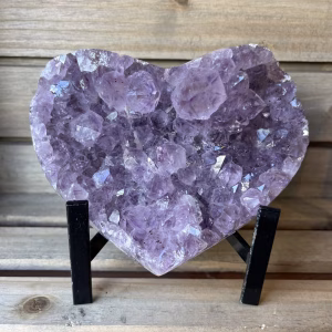 Amethist hart uit Brazilië op zwarte standaard, Paars amethist hart van 837 gram met glinsterende kristallen, Spiritueel amethist hart als woondecoratie en meditatiesteen, Hartvormige amethist steen met natuurlijke kristalstructuur, Uniek amethist hart 9 x 14 x 3 cm geleverd met standaard