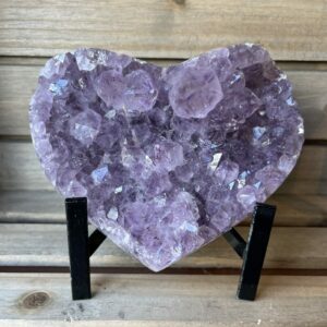 Amethist hart uit Brazilië op zwarte standaard, Paars amethist hart van 837 gram met glinsterende kristallen, Spiritueel amethist hart als woondecoratie en meditatiesteen, Hartvormige amethist steen met natuurlijke kristalstructuur, Uniek amethist hart 9 x 14 x 3 cm geleverd met standaard