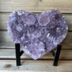 Amethist hart uit Brazilië op zwarte standaard, Paars amethist hart van 837 gram met glinsterende kristallen, Spiritueel amethist hart als woondecoratie en meditatiesteen, Hartvormige amethist steen met natuurlijke kristalstructuur, Uniek amethist hart 9 x 14 x 3 cm geleverd met standaard