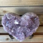 Amethist hart uit Brazilië op zwarte standaard, Paars amethist hart van 837 gram met glinsterende kristallen, Spiritueel amethist hart als woondecoratie en meditatiesteen, Hartvormige amethist steen met natuurlijke kristalstructuur, Uniek amethist hart 9 x 14 x 3 cm geleverd met standaard