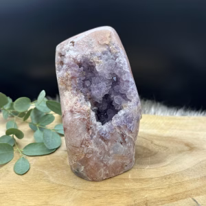 Roze amethist freeform met sprankelende paarse kristallen, Edelsteen freeform van roze amethist met lichtbruine kristalstructuren, Kristallen sculptuur van roze amethist met paarse en beige nuances, Handgeslepen roze amethist freeform met glinsterende kristallen, Decoratieve roze amethist met een mix van paarse en lichtbruine kristallen, Natuurlijke roze amethist freeform met unieke kristalformaties