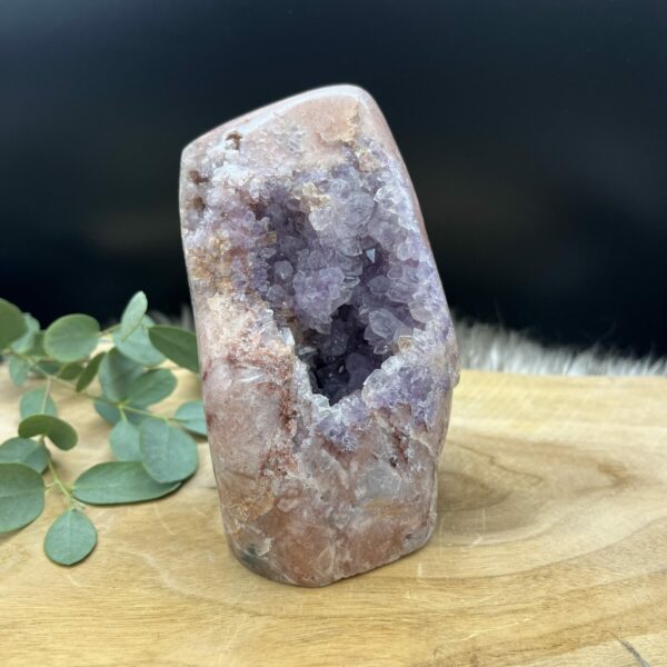 Roze amethist freeform met sprankelende paarse kristallen, Edelsteen freeform van roze amethist met lichtbruine kristalstructuren, Kristallen sculptuur van roze amethist met paarse en beige nuances, Handgeslepen roze amethist freeform met glinsterende kristallen, Decoratieve roze amethist met een mix van paarse en lichtbruine kristallen, Natuurlijke roze amethist freeform met unieke kristalformaties