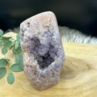 Roze amethist freeform met sprankelende paarse kristallen, Edelsteen freeform van roze amethist met lichtbruine kristalstructuren, Kristallen sculptuur van roze amethist met paarse en beige nuances, Handgeslepen roze amethist freeform met glinsterende kristallen, Decoratieve roze amethist met een mix van paarse en lichtbruine kristallen, Natuurlijke roze amethist freeform met unieke kristalformaties