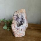 Roze amethist freeform met sprankelende paarse kristallen, Edelsteen freeform van roze amethist met lichtbruine kristalstructuren, Kristallen sculptuur van roze amethist met paarse en beige nuances, Handgeslepen roze amethist freeform met glinsterende kristallen, Decoratieve roze amethist met een mix van paarse en lichtbruine kristallen, Natuurlijke roze amethist freeform met unieke kristalformaties