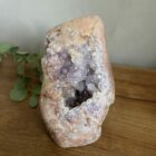 Roze amethist freeform met sprankelende paarse kristallen, Edelsteen freeform van roze amethist met lichtbruine kristalstructuren, Kristallen sculptuur van roze amethist met paarse en beige nuances, Handgeslepen roze amethist freeform met glinsterende kristallen, Decoratieve roze amethist met een mix van paarse en lichtbruine kristallen, Natuurlijke roze amethist freeform met unieke kristalformaties