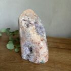 Roze amethist freeform met sprankelende paarse kristallen, Edelsteen freeform van roze amethist met lichtbruine kristalstructuren, Kristallen sculptuur van roze amethist met paarse en beige nuances, Handgeslepen roze amethist freeform met glinsterende kristallen, Decoratieve roze amethist met een mix van paarse en lichtbruine kristallen, Natuurlijke roze amethist freeform met unieke kristalformaties
