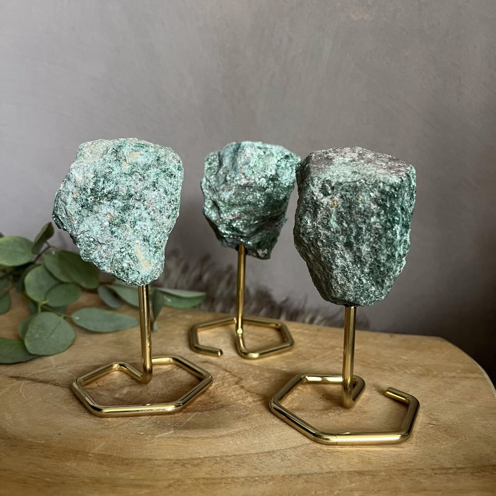groene fuchsiet op gouden standaard glanzend mineraal, fuchsiet steen 10 cm hoog met standaard, glinsterende fuchsiet kristal op houder, spirituele fuchsiet decoratie in groen tinten, edelsteen fuchsiet op standaard
