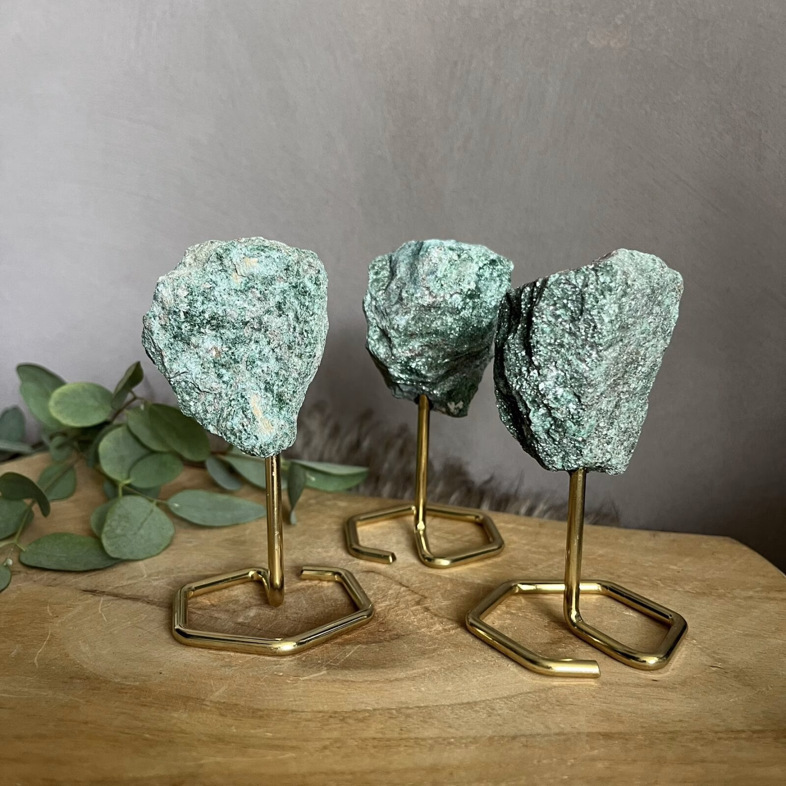 groene fuchsiet op gouden standaard glanzend mineraal, fuchsiet steen 10 cm hoog met standaard, glinsterende fuchsiet kristal op houder, spirituele fuchsiet decoratie in groen tinten, edelsteen fuchsiet op standaard