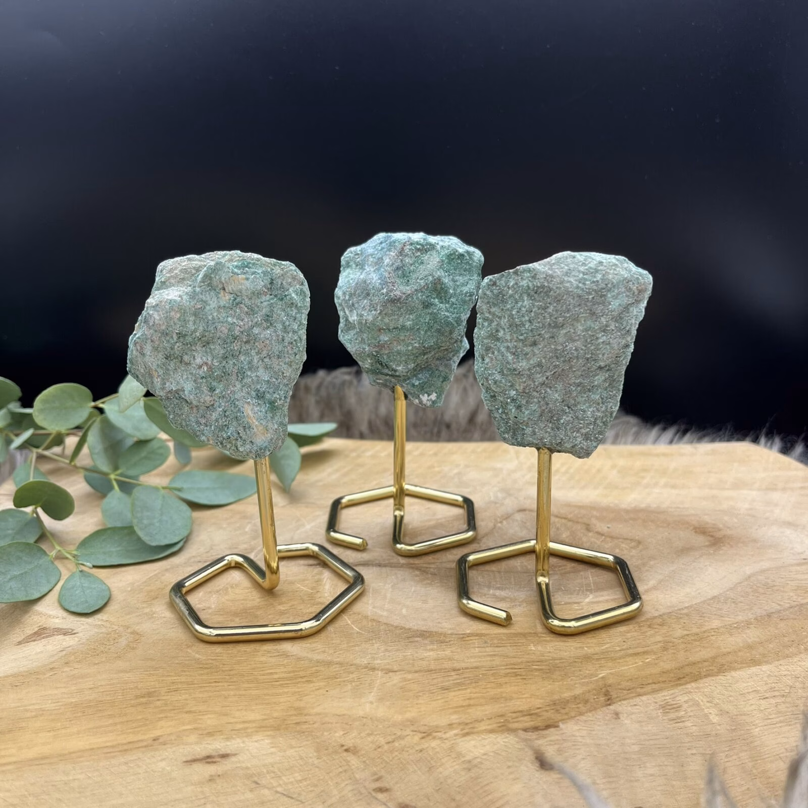 groene fuchsiet op gouden standaard glanzend mineraal, fuchsiet steen 10 cm hoog met standaard, glinsterende fuchsiet kristal op houder, spirituele fuchsiet decoratie in groen tinten, edelsteen fuchsiet op standaard