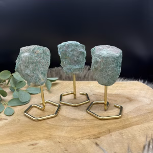 groene fuchsiet op gouden standaard glanzend mineraal, fuchsiet steen 10 cm hoog met standaard, glinsterende fuchsiet kristal op houder, spirituele fuchsiet decoratie in groen tinten, edelsteen fuchsiet op standaard