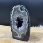 Amethist cut-base Brazilië met diepe paarse kristallen, Staande Amethist steen van 497 gram uit Brazilië, Glinsterende Amethist cut-base 11,5 cm hoog, Amethist cluster op cut-base voor meditatie en rust, Unieke Amethist edelsteen uit Brazilië met paarse glans