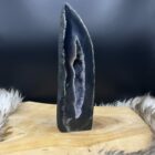 Amethist kathedraal cut-base 1,6 kg staand stuk, Amethist kwarts kathedraal 24 cm hoog, Staande Amethist cut-base met torenvormige kristallen, Amethist kathedraal edelsteen voor meditatie en rust, Unieke Amethist cut-base kathedraal uit Brazilië