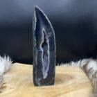 Amethist kathedraal cut-base 1,6 kg staand stuk, Amethist kwarts kathedraal 24 cm hoog, Staande Amethist cut-base met torenvormige kristallen, Amethist kathedraal edelsteen voor meditatie en rust, Unieke Amethist cut-base kathedraal uit Brazilië