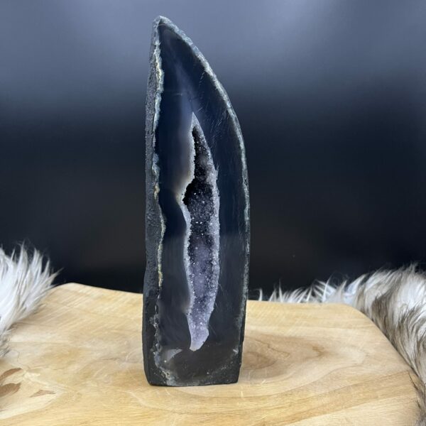 Amethist kathedraal cut-base 1,6 kg staand stuk, Amethist kwarts kathedraal 24 cm hoog, Staande Amethist cut-base met torenvormige kristallen, Amethist kathedraal edelsteen voor meditatie en rust, Unieke Amethist cut-base kathedraal uit Brazilië