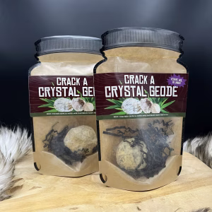 Zakje Crack a Crystal Geode met kleine breekbare geode, Kleine geode in zakje om zelf open te maken, Geode cadeau met verborgen kristallen binnenin, Kristallen geode die je zelf openbreekt, Uniek cadeau zakje met breekbare geode en kristalinhoud