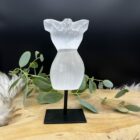 Seleniet torso op zwarte standaard 444 gram, Stralende seleniet edelsteen in torso vorm 17 cm hoog, Elegante seleniet torso op standaard als decoratie, Seleniet kristal torso voor rust en spirituele energie, Unieke seleniet torso 444g op standaard