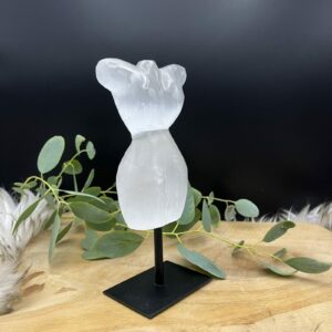 Seleniet torso op zwarte standaard 444 gram, Stralende seleniet edelsteen in torso vorm 17 cm hoog, Elegante seleniet torso op standaard als decoratie, Seleniet kristal torso voor rust en spirituele energie, Unieke seleniet torso 444g op standaard