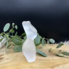 Seleniet torso van 350 gram met zachte witte glans, Kristallen seleniet torso 12 cm hoog en 6 cm breed, Zorgvuldig gekozen seleniet torso met vloeiende lijnen, Spirituele seleniet edelsteen torso voor rust en balans, Unieke seleniet torso 350g, zorgvuldig geselecteerd exemplaar