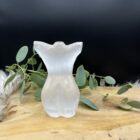 Seleniet torso van 350 gram met zachte witte glans, Kristallen seleniet torso 12 cm hoog en 6 cm breed, Zorgvuldig gekozen seleniet torso met vloeiende lijnen, Spirituele seleniet edelsteen torso voor rust en balans, Unieke seleniet torso 350g, zorgvuldig geselecteerd exemplaar