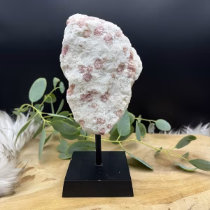 roze toermalijn op zwarte standaard 539 gram, Staande toermalijn edelsteen in wit en roze tinten, Toermalijn kristal op standaard 18 cm hoog, Wit roze toermalijn steen voor balans en liefde, Uniek toermalijn stuk op standaard als decoratie