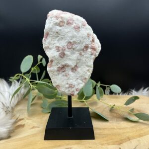 roze toermalijn op zwarte standaard 539 gram, Staande toermalijn edelsteen in wit en roze tinten, Toermalijn kristal op standaard 18 cm hoog, Wit roze toermalijn steen voor balans en liefde, Uniek toermalijn stuk op standaard als decoratie