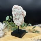 roze toermalijn op zwarte standaard 539 gram, Staande toermalijn edelsteen in wit en roze tinten, Toermalijn kristal op standaard 18 cm hoog, Wit roze toermalijn steen voor balans en liefde, Uniek toermalijn stuk op standaard als decoratie