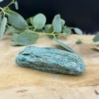 Ruw stukje fuchsiet edelsteen 112 gram, Fuchsiet ruw met groene glinstering 9 cm, Onbewerkt fuchsiet kristal voor heling en inzicht, Ruwe fuchsiet steen van 112 gram, Natuurlijk brok fuchsiet edelsteen ruw