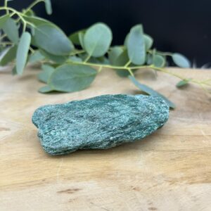 Ruw stukje fuchsiet edelsteen 112 gram, Fuchsiet ruw met groene glinstering 9 cm, Onbewerkt fuchsiet kristal voor heling en inzicht, Ruwe fuchsiet steen van 112 gram, Natuurlijk brok fuchsiet edelsteen ruw