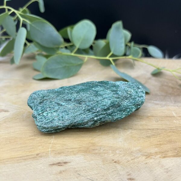 Ruw stukje fuchsiet edelsteen 112 gram, Fuchsiet ruw met groene glinstering 9 cm, Onbewerkt fuchsiet kristal voor heling en inzicht, Ruwe fuchsiet steen van 112 gram, Natuurlijk brok fuchsiet edelsteen ruw
