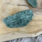 Ruw stukje fuchsiet edelsteen 112 gram, Fuchsiet ruw met groene glinstering 9 cm, Onbewerkt fuchsiet kristal voor heling en inzicht, Ruwe fuchsiet steen van 112 gram, Natuurlijk brok fuchsiet edelsteen ruw