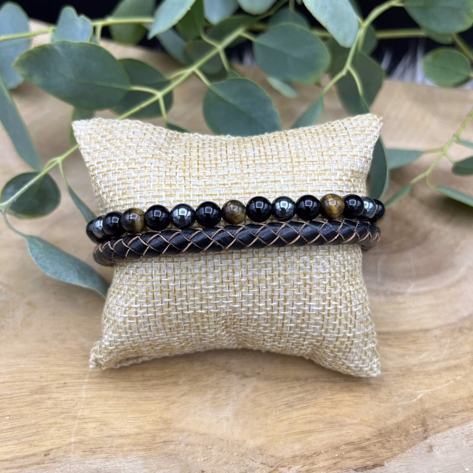 Fashion brown armband met tijgeroog onyx en hematiet, Stoere bruine herenarmband van leer en edelsteen, Armband van 21,5 tot 23 cm met roestvrijstalen sluiting, Spirituele armband voor brede polsen met krachtgevende stenen, Modieuze bruine armband met verlengstukje en edelsteenkralen